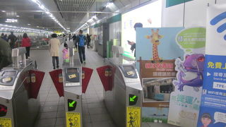 改札口傍のカエルさん（？）をお見逃しなく！