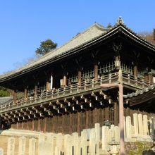 懸造りのお堂です