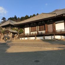 手前に法華堂（三月堂）があります