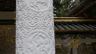 １本さかさまの柱があります