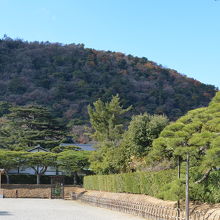 山を借景にした広大な敷地