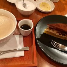 タルトとカフェオレボウル