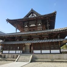 金堂　左に修復中の中門が見えます 