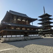 金堂　五重塔と並び立つ美しさ