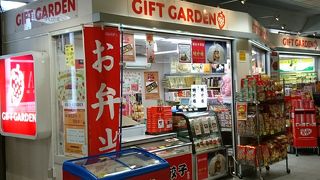 お土産のコンビニ