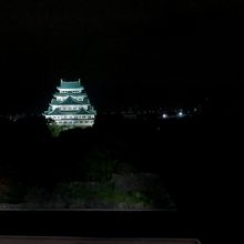 ホテルから見たライトアップされた名古屋城