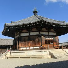 八角形の美しいお堂です