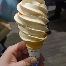 夕張メロンソフト。写真より色薄めです。