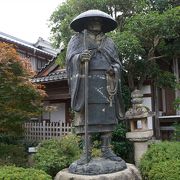 浄土真宗本願寺だけに、親鸞の像が立っています