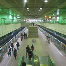 特に改札を出たホーム上層通路がグリーンに輝いています