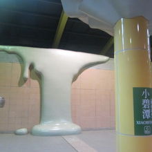 ホーム壁面ではこんなアートも楽しめます