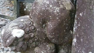 陽明門の右手前の石柵の裏