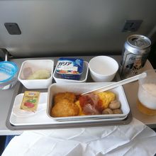 普通の機内食だが、アルコール飲料のおかわり自由は嬉しい