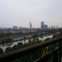 客室ベランダから市街地を臨む　悪天が残念