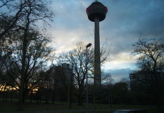 ライン川沿いに建つ