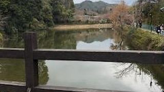 御髪神社のほとりにあります