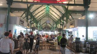 夜のラオ パ サ フェスティバル マーケット