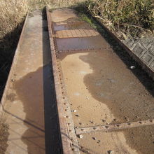 旧伊賀鉄道のレールを再利用した小さな橋。