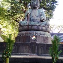 参道左手の大きな地蔵尊です