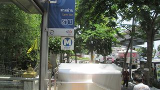 駅構内に入る際、荷物検査