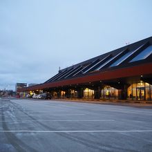 タリン空港の外観。冬は日照時間が短いのでまだ暗い朝です。