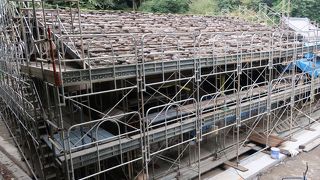 工事中ですが修復の仕方が良く見られます