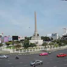 ロータリー中央に建つ戦勝記念塔