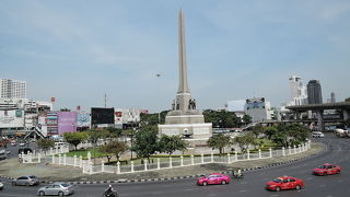 大きなロータリーに建つ高い記念塔