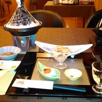 夕食は食事処で会席料理