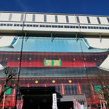 外はポスターで覆われています