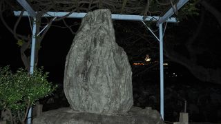 弁財天の近くの石碑