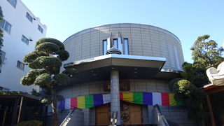 布袋様の像は墓地の奥