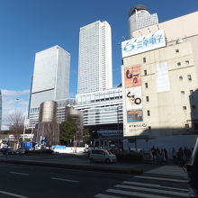 左手の方が名古屋駅です。