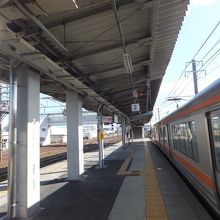 清洲駅のホームです。右に見えるのが乗って来た電車です。