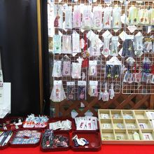 お守りやストラップ等です。