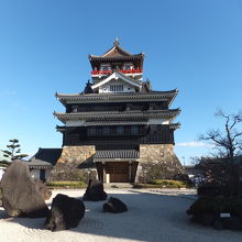 手前が石庭枯山水になっており、その奥に清洲城が建ってます。