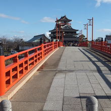 赤い欄干の立派な大手橋から清洲城を望む。