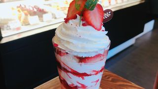 カフェ併設。季節のパフェが食べられる。