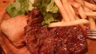 行列の先にはかみごたえのあるステーキがありました。