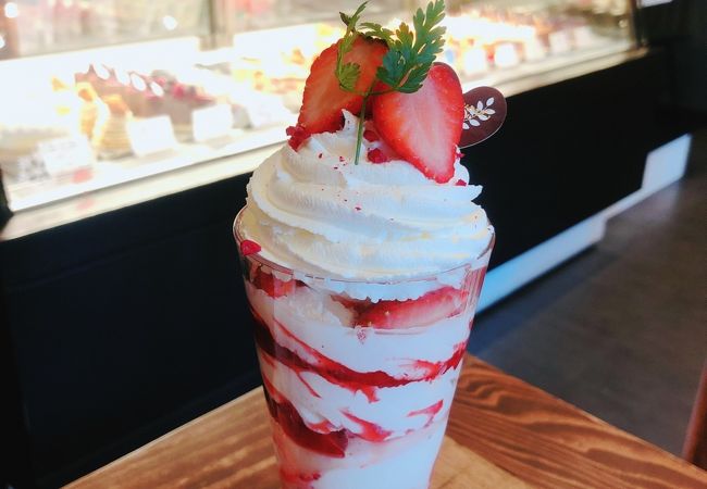 カフェ併設。季節のパフェが食べられる。