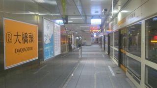 ホーム壁面のアートが見応えあります