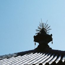 屋根の上の宝珠