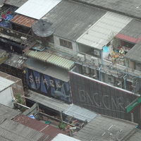 部屋より、シャークとバカラが見えます。ネオンの無い外観は、さ