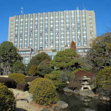 リーガロイヤルホテルに隣接