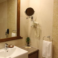 ヘアドライヤ、バスタブもある。シャンプー・リンスもある