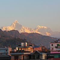 部屋のベランダからは、朝夕のマチャプチャレ山が見える