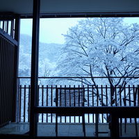 滞在中に雪が降り雪見風呂に！