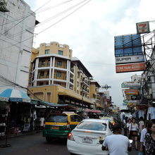 人も車も多い通りです