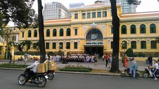 1890年頃に建てられ現在も郵便局として使われています。スタンプを買ってハガキ出してみるのも記念になりますよ。