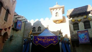 ランプの魔人ジーニーが繰り広げる映像ショー